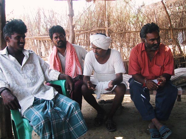 Margam Mutthaiah (el segundo desde la derecha) cuenta su historia como el primer agricultor en Punukula en utilizar la Gestión Sin Pesticidas.