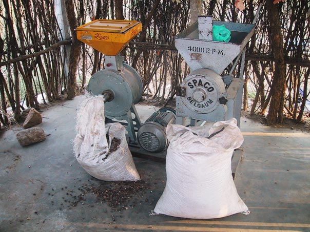 Maquina usada para moler la semilla del nim para uso en Punukula y su venta a otras aldeas.