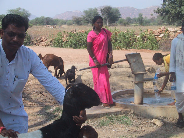 Un pozo brinda agua que beber para gente y ganado.