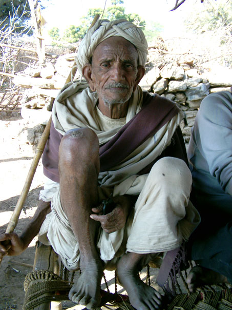 Un anciano que aconsejó la reconstrucción de los johad en Gopalpura.