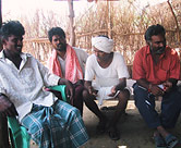 Margam Mutthaiah (segundo desde la derecha), el primer agricultor de Punukula para utilizar el Manejo de Plagas sin Pesticidas, cuenta su historia.