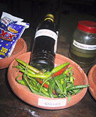 Los ingredientes para la solución de chile-ajo, demostrados en una exhibición de SECURE sobre el Manejo de Plagas sin Pesticidas.