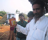 Lata de pesticidas, reutilizada para sacar agua de un pozo perteneciente a un salón de te, en una aldea que todavía utiliza pesticidas.