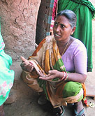 Una mujer en la aldea de Punukula explica la mejora dramática en la salud de aldeanos desde que comenzaron el Manejo de Plagas sin Pesticidas.