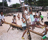Niños de la Isla Apo: inflexiandose a un futuro más sustentable. Foto: Ann Marten